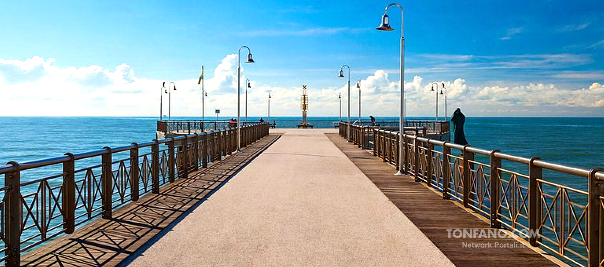 Il pontile sul mare dalla spiaggia di Tonfano